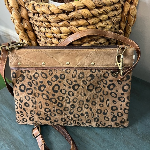 VAAN & CO Leather crossbody with animal print and charms. - Picture 2 of 9